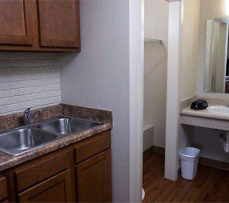 Daybreak Suites Extended Stay Dothan Bagian luar foto
